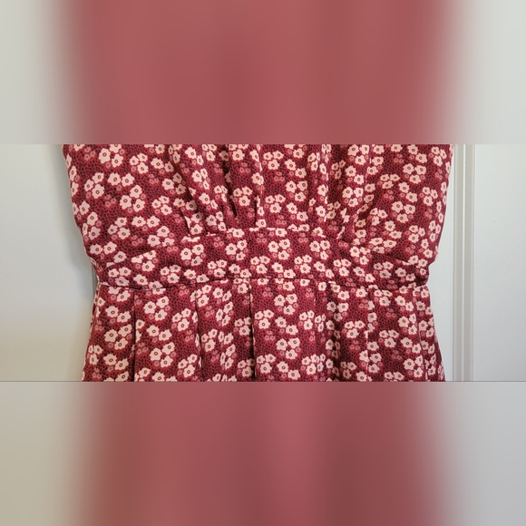 Elegant Red and White Midi Dress - Picture 3 of 15